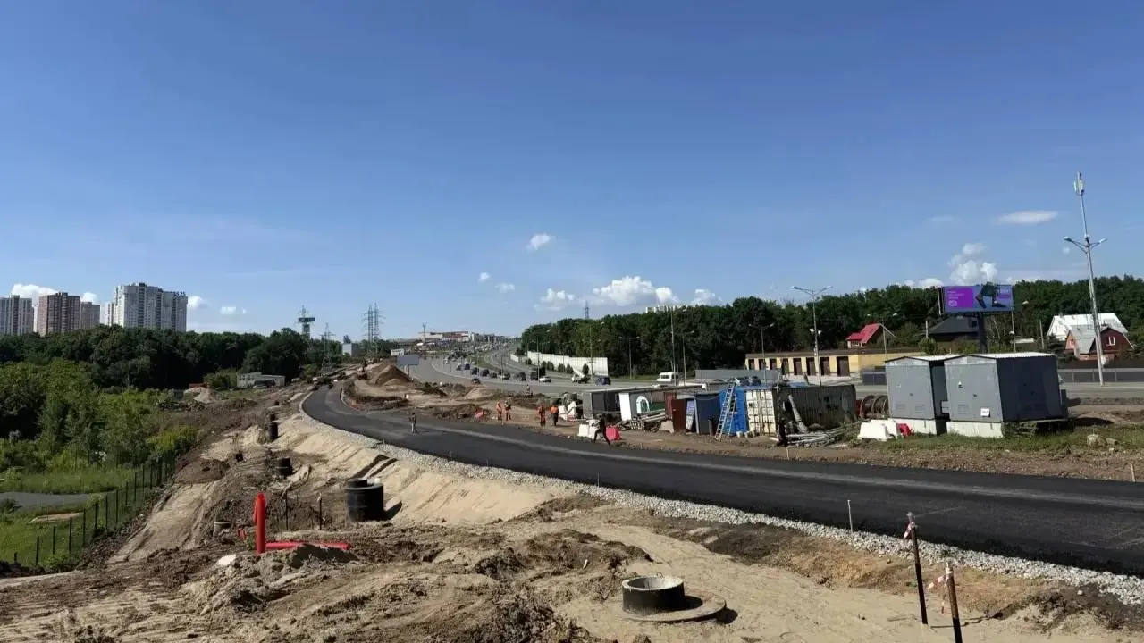 На участке от ТЦ Metro до Северного переулка уложили свыше 300 метров нижнего слоя асфальтобетона; готовят земляное полотно, переносят коммуникации и полностью завершили ливневую канализацию.
