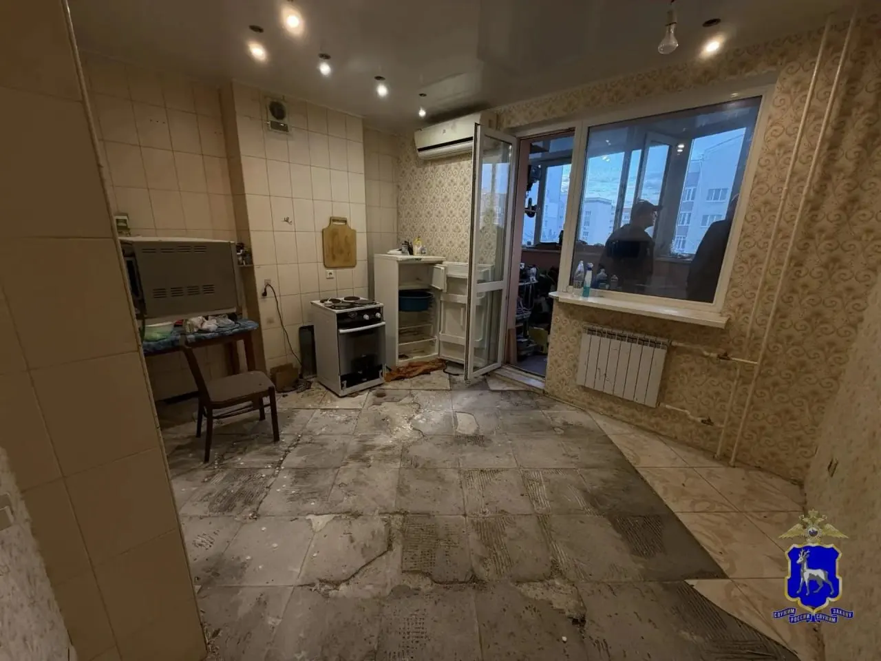 Жители дома сообщили в полицию о сильном трупном запахе. В открытой квартире на кухне обнаружили избитого хозяина, полицейские задержали подозреваемого — он признался.