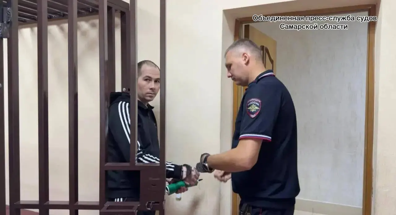 Самарский районный суд приговорил одного из участников преступного сообщества, которое год назад обманом лишило пенсионерку 421,7 млн руб. Следствие продолжается, судьба других фигурантов ещё решается.
