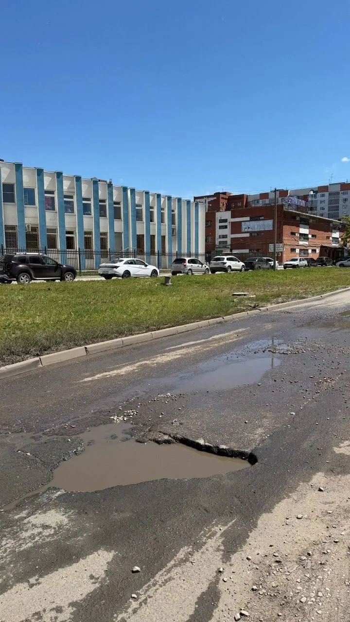 Участок от Стара‑Загоры до Московского шоссе отремонтировали, но уже в 2025 потребовались повторные работы, а в 2026 дефекты засыпали асфальтовой крошкой, которая быстро смывается дождём.