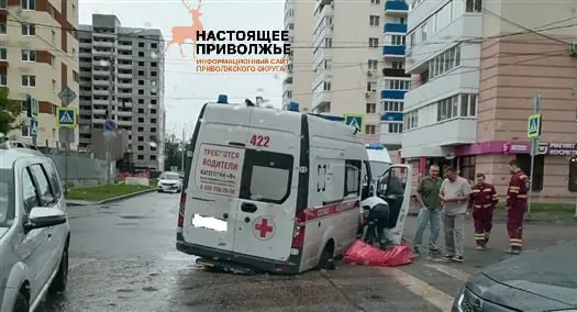 17 июня на улице Печерской машина скорой помощи провалилась в длительно размываемый участок асфальта у пешеходного перехода. Автомобиль не смог выбраться самостоятельно — потребовалась помощь спецтехники.
