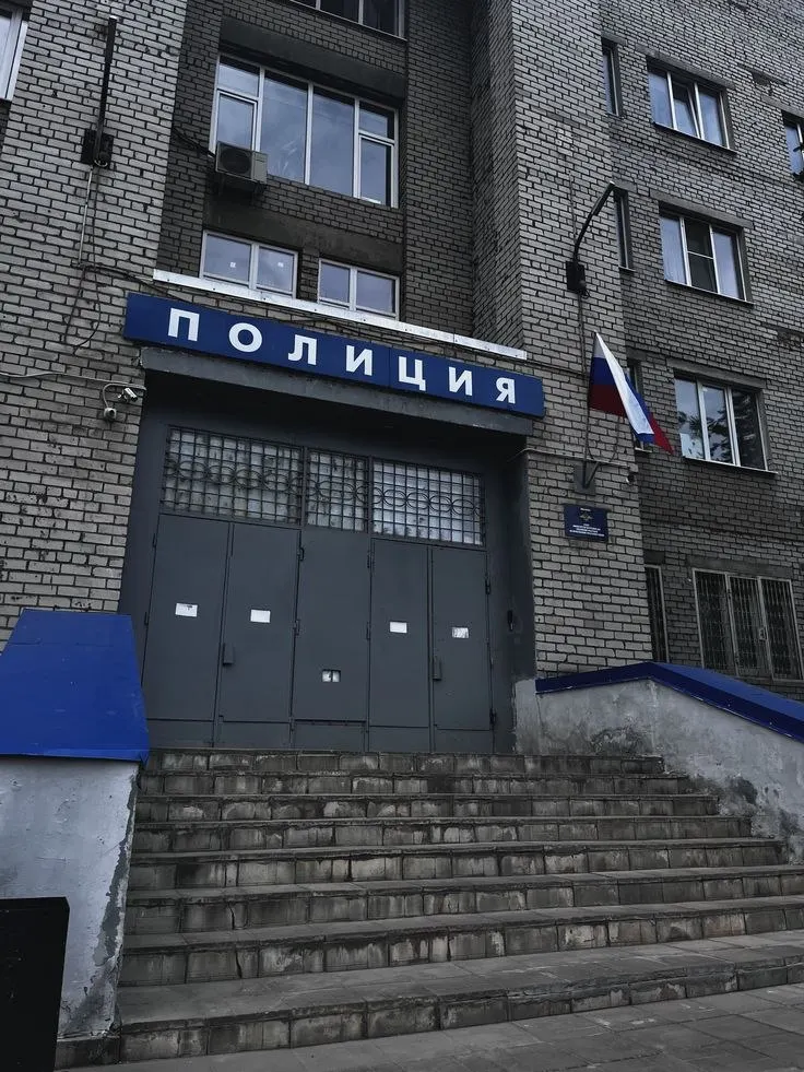 Пенсионерка потерялась в холод и дождь: была легко одета и не помнила адрес. Местные жители и полицейские помогли согреться, установили личность и доставили её домой.
