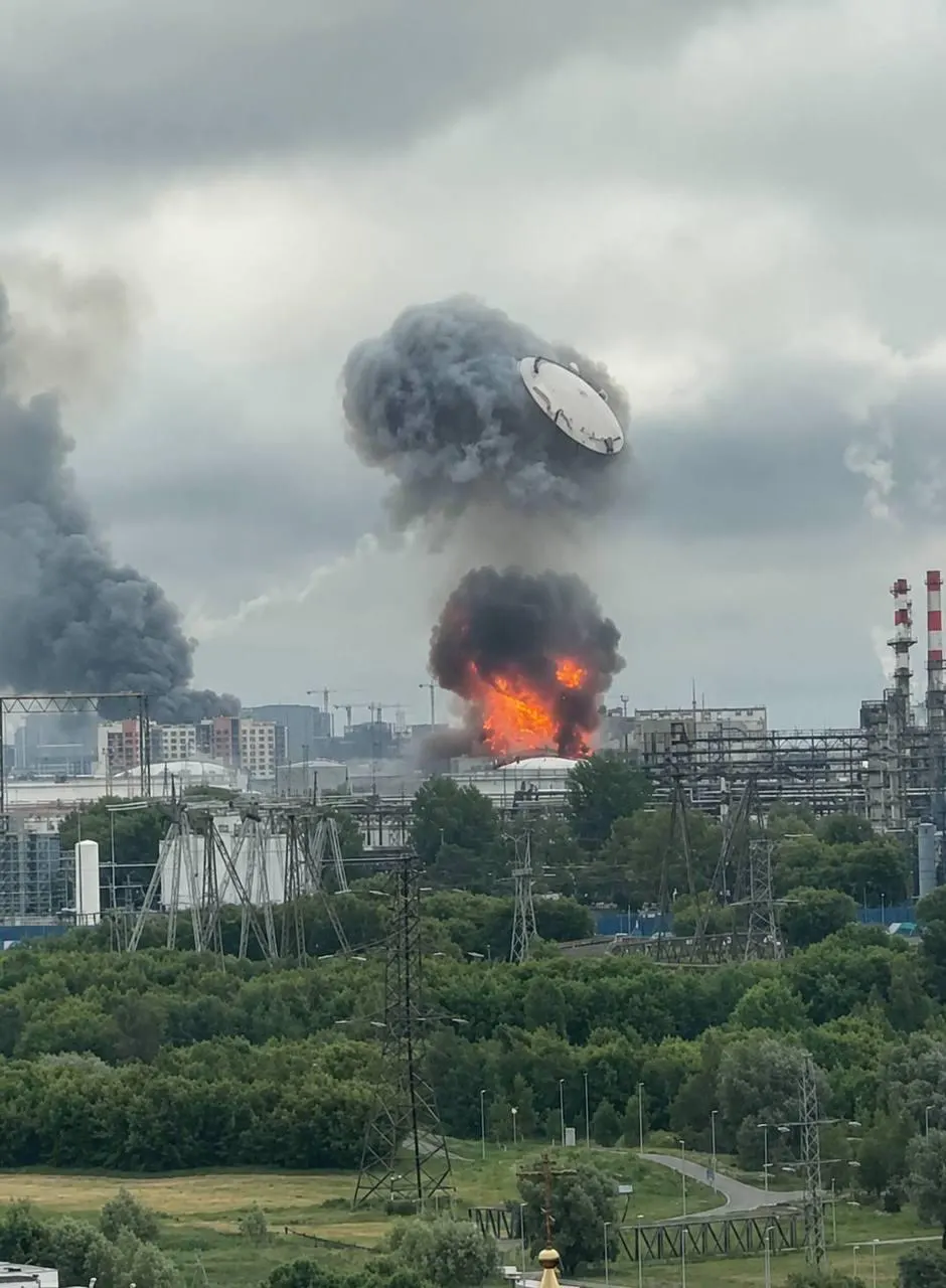 Минобороны сообщило о 555 сбитых дронах за ночь 18 июня, около 180 — при подлёте к Москве. В результате атак повреждены Московский НПЗ в Капотне, рынок «Садовод», а также ряд объектов в Подмосковье; ограничено движение и авиасообщение.