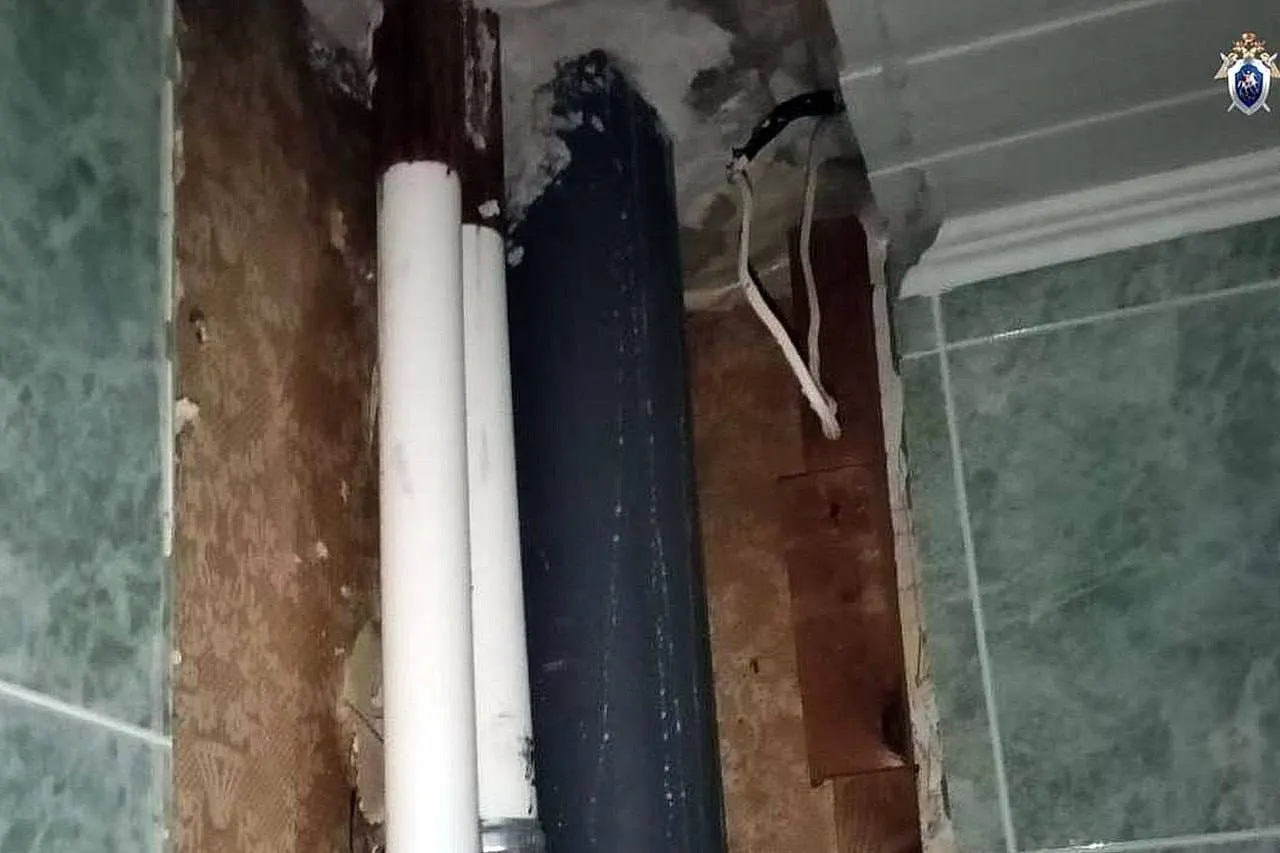 Во время капремонта неверно смонтированная муфта между металлической и пластиковой трубой горячего водоснабжения привела к прорыву кипятка в жилой квартире; владелица получила тяжёлые ожоги и скончалась. Подсудимому грозит до шести лет лишения свободы.