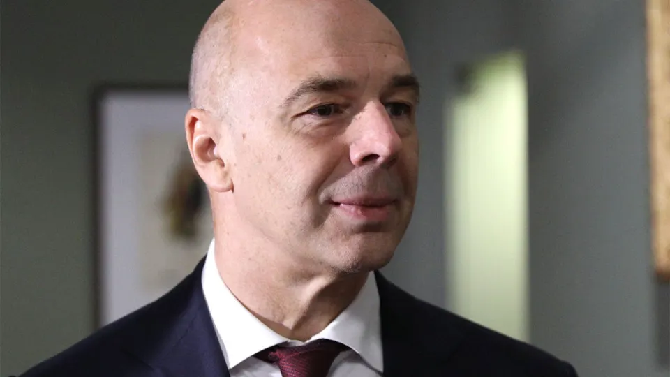 Министр финансов заявил на ПМЭФ, что отдельного фонда для защиты топливно‑энергетического комплекса не планируется: расходы компании покроют за свой счёт, включая возможность включать затраты в себестоимость. Между тем атаки беспилотников резко снизили переработку и спровоцировали дефицит топлива и рост цен.