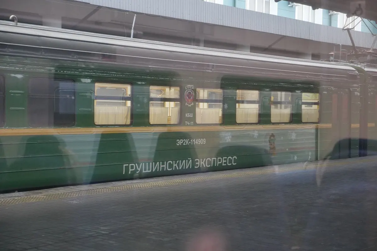 Вагоны на 1-й платформе (17-й путь) откроют в 9:00: экспресс‑тестирование, дерматологический скрининг, мастер‑классы по первой помощи и лекции о профилактике заболеваний.