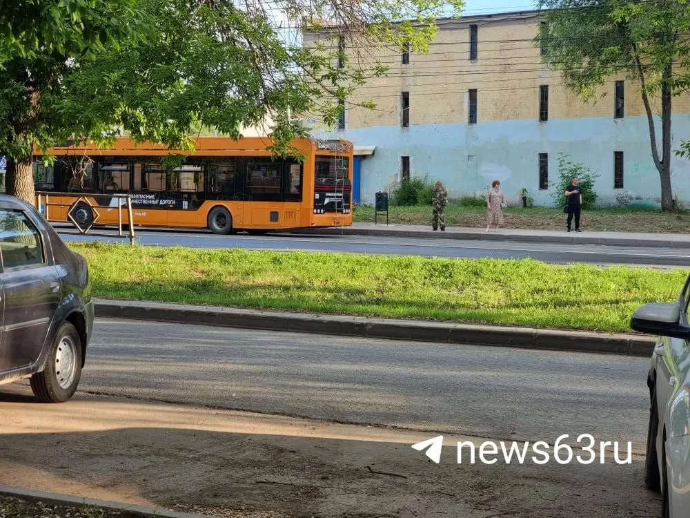 Движение автобусов и трамваев временно остановлено. Метро работает, вход в метро для укрытия открыт; дети из детских садов вместе с педагогами перемещены в укрытия. Следите за информацией в родительских чатах и официальных источниках.
