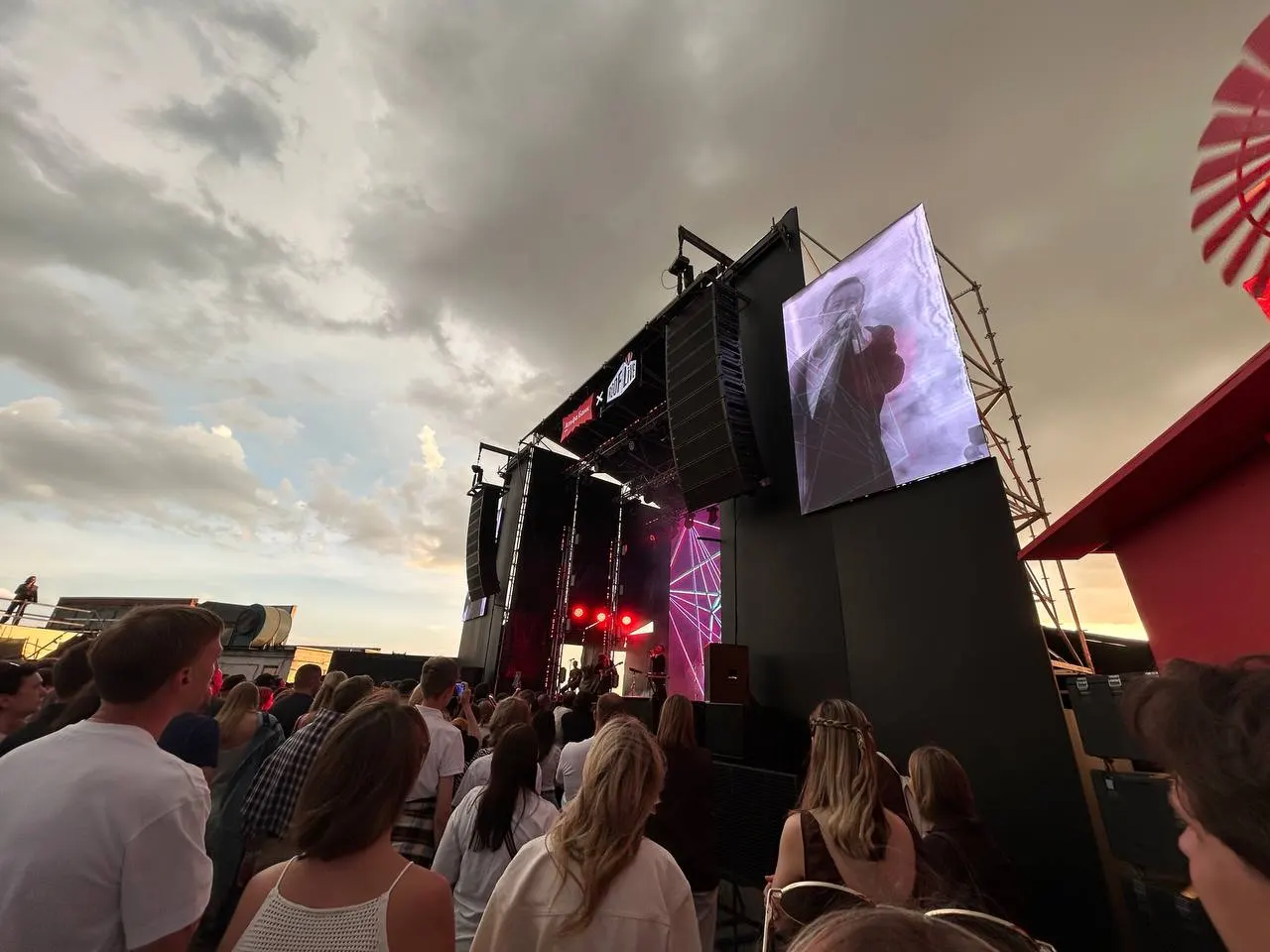 Выступление RoofLive, запланированное на крыше торгового центра «Аврора», по соображениям безопасности решено провести на фудкорте; следующий концерт фестиваля с группой «Браво» также сменил локацию.
