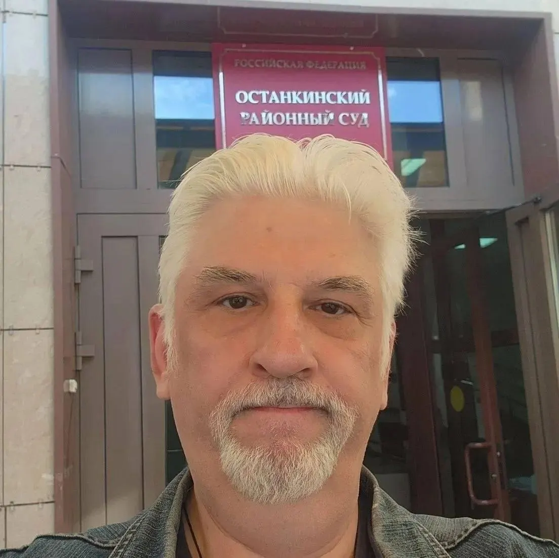Оперный певец из Челябинска потребовал штраф за высказанную в телепередаче шутку участника КВН; суд вернул иск из‑за отсутствия доказательств персонального нарушения и доказательств распространения.
