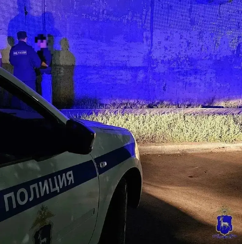 Девочка ушла в гости и не вернулась. Испугавшись реакции родителей, она переночевала в подъезде; утром сотрудники полиции нашли её живой.