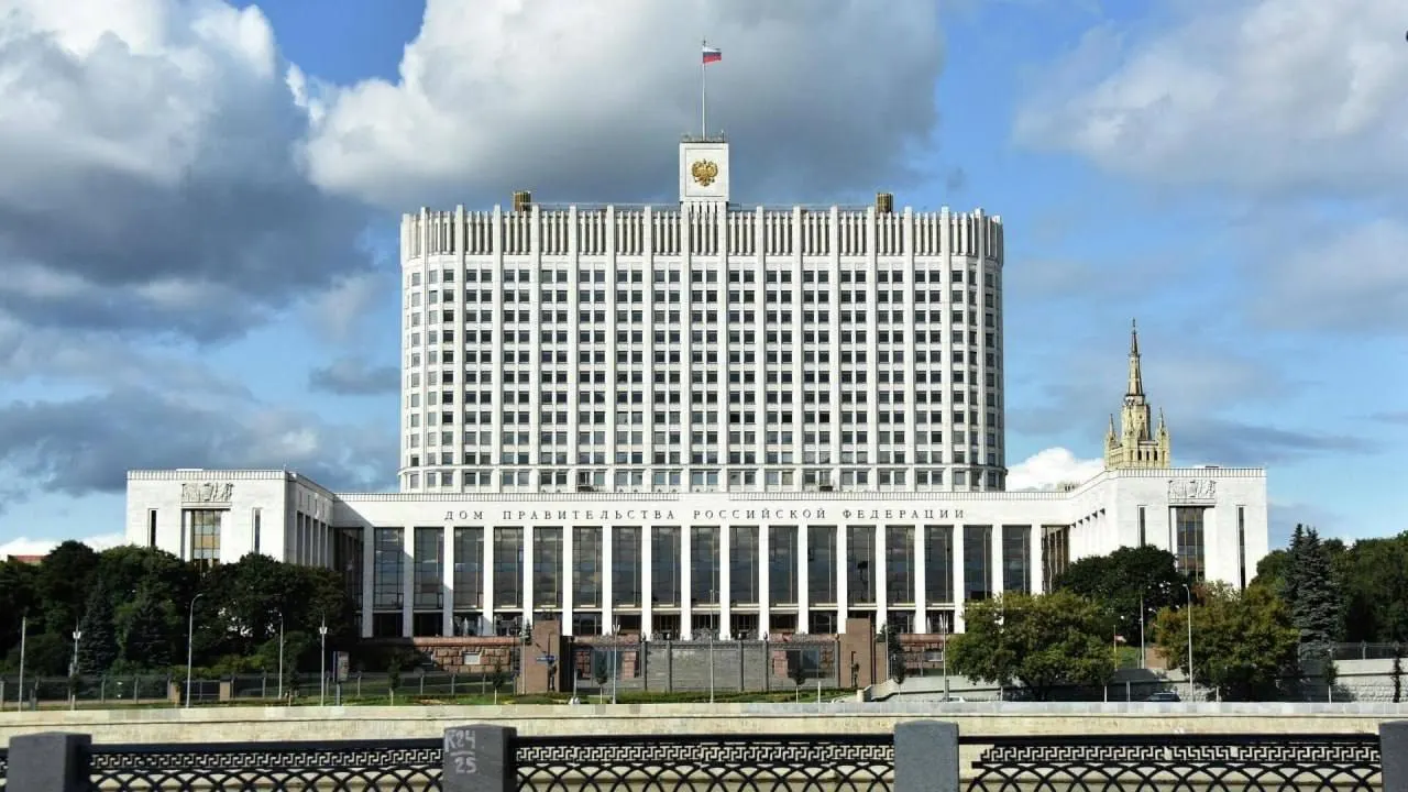 В Госдуму внесён законопроект о полной или частичной компенсации утильсбора многодетным семьям, но в правительстве считают инициативу непроработанной из‑за отсутствия источников финансирования.