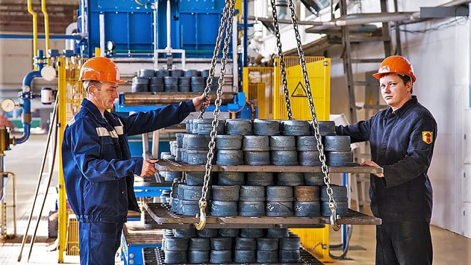 Лефортовский райсуд по требованию Генпрокуратуры наложил арест на АО «ЕПК» и связанные предприятия в Самаре, Саратове и Волжском. Иск касается действий экс‑депутата Олега Савченко и его соратников, а также претензий по антидемпинговым мерам и санкциям.