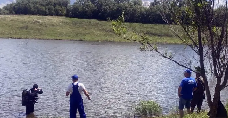 Водолазы обнаружили тело на глубине 2,5 метра. Погибшего передали полиции, следствие выясняет обстоятельства.