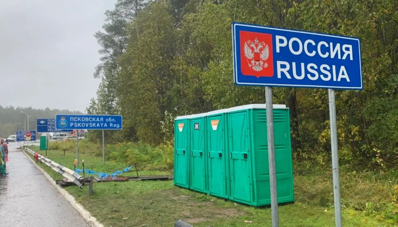 В 21-м пакете санкций Европейский Союз предлагает ввести полный визовый запрет для граждан России, служивших в вооружённых силах или прокси‑группах с начала полномасштабного вторжения. Остаётся ряд вопросов по критериям отбора и применению ограничений к срочникам и дезертирам.