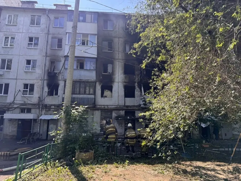 После взрыва газа в доме №20 огонь охватил пять этажей. На месте работали 121 спасатель; часть пожарных получила медицинскую помощь из‑за перегрева, но продолжила работу. Мэр поблагодарил спасателей за героизм.