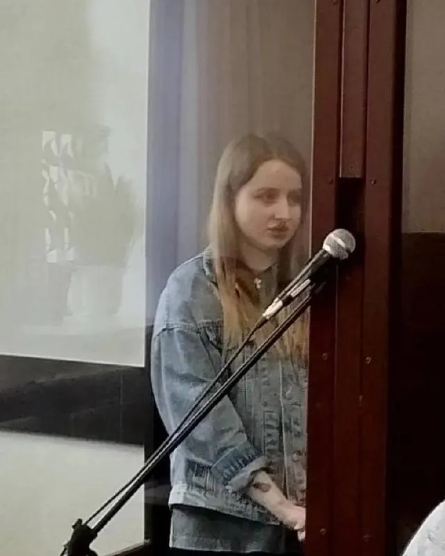 Она выступала курьером — доставляла похищенные у пенсионеров деньги из Архангельской и Ульяновской областей. Суд приговорил её к 3 годам 9 месяцам колонии и обязал возместить ущерб.