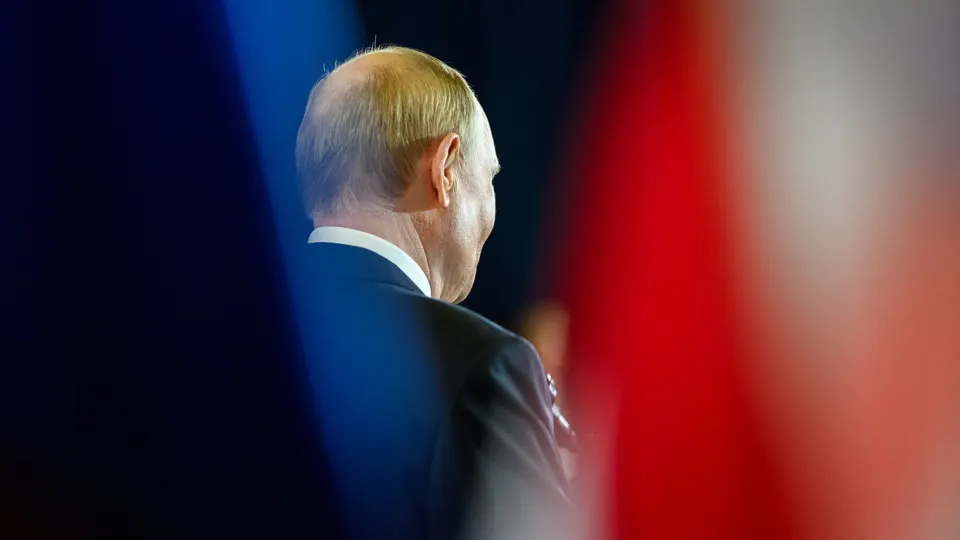 Один из ведущих социологических центров перестал публиковать «открытый» рейтинг доверия президенту. По последним опубликованным данным «открытый» показатель упал до 29,5%, в то время как результаты закрытого опроса остаются значительно выше; одновременно снижается и рейтинг одобрения деятельности власти.