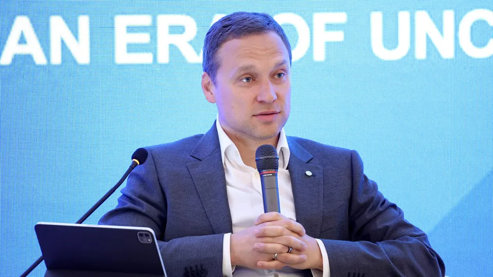 Зампред правления Сбербанка предупреждает, что население удерживает наличность: безналичные операции сокращаются, а отток средств в «кэш» достигает рекордных значений.
