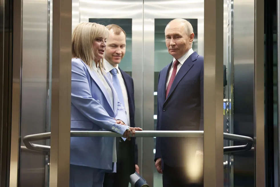 Руководители силовых ведомств настаивают на переносе или отмене думских выборов из‑за экономических проблем и падения рейтингов; против этой идеи выступают представители политического блока администрации и некоторые высокопоставленные чиновники. Окончательного решения пока нет.