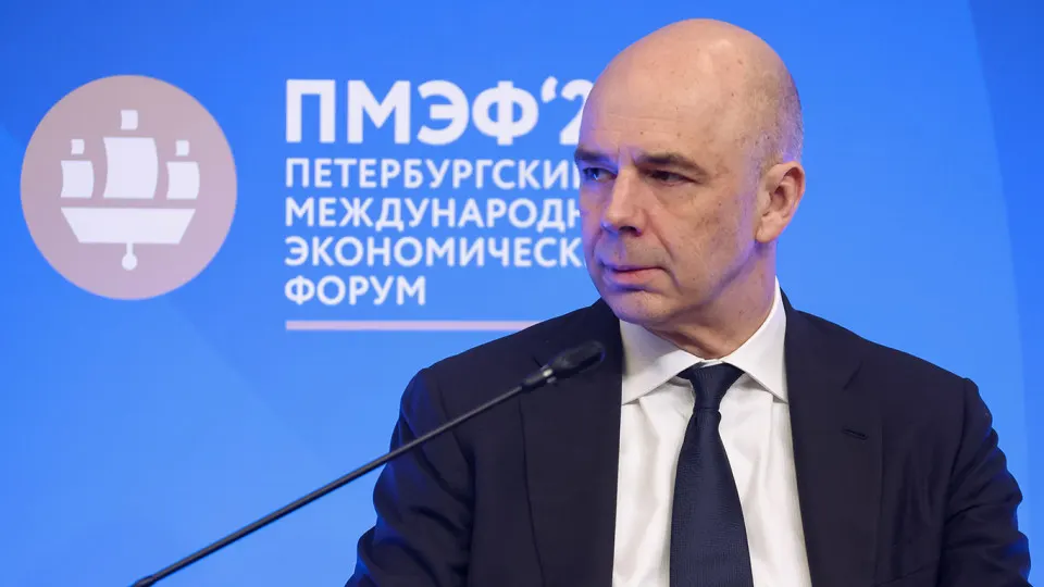 По оценке Счётной палаты, доходы федерального бюджета в 2026 году могут составить 38,2 трлн руб. — на 2,1 трлн (5,2%) меньше, чем заложено в законе. Главные причины — недобор нефтегазовых поступлений и укрепление рубля.
