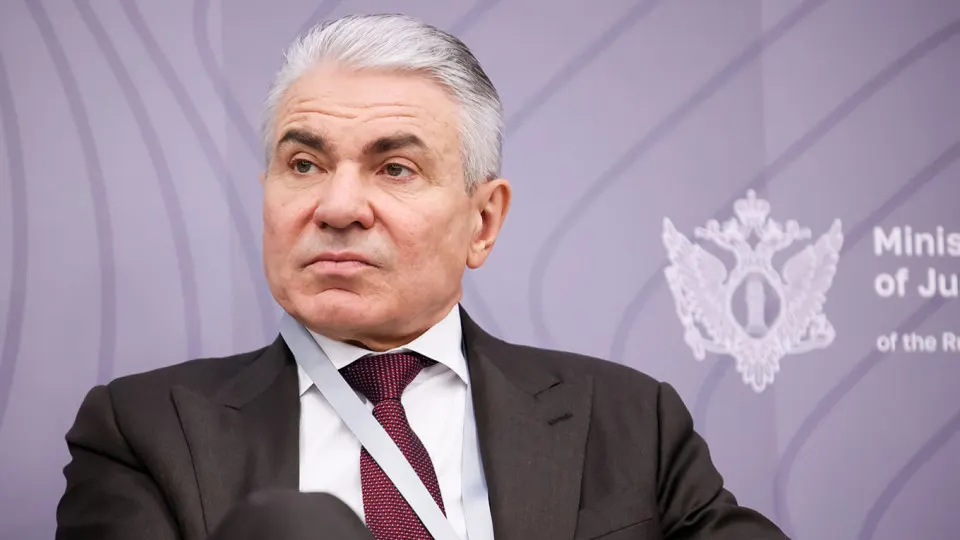 Замминистра юстиции заявил, что разработчики ИИ должны внедрить механизмы, препятствующие вредоносной работе нейросетей, и ответить за их соблюдение. Ранее власти потребовали создавать «суверенные» модели, но крупный бизнес выразил сомнения.