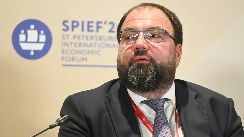 Минцифры предлагает внедрить механизмы возрастной идентификации на онлайн‑платформах. Рассматриваются варианты через «Госуслуги», биометрию или загрузку документов — эксперты предупреждают о рисках утечек и расходах для сервисов.