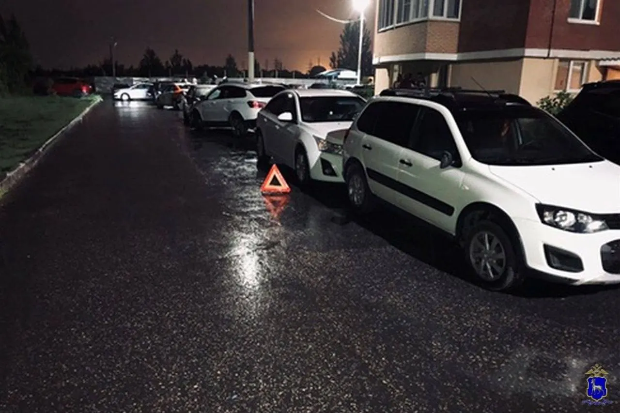 В жилой зоне Тольятти водитель Kia Cerato врезался в Volkswagen Polo, от удара тот наехал на вышедшую из него женщину. Kia затем столкнулась ещё с тремя припаркованными машинами; водитель отказался от медосвидетельствования.