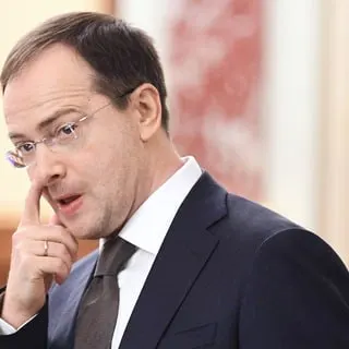 Помощник президента предложил обязать выпускников, обучавшихся на бюджете, заключать трудовые контракты и отрабатывать у работодателя — предложение вызывает критику как возврат к административным методам управления кадрами.