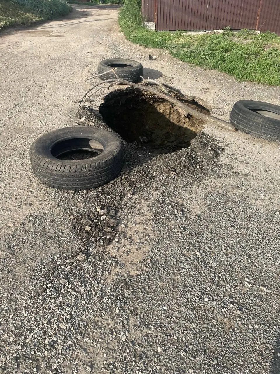 На пересечении Спасской и Карьерной в Самаре произошёл прорыв трубы: струя воды размыла дорожное полотно, в результате чего образовалась глубокая яма. На месте появились фотографии с повреждением покрытия.