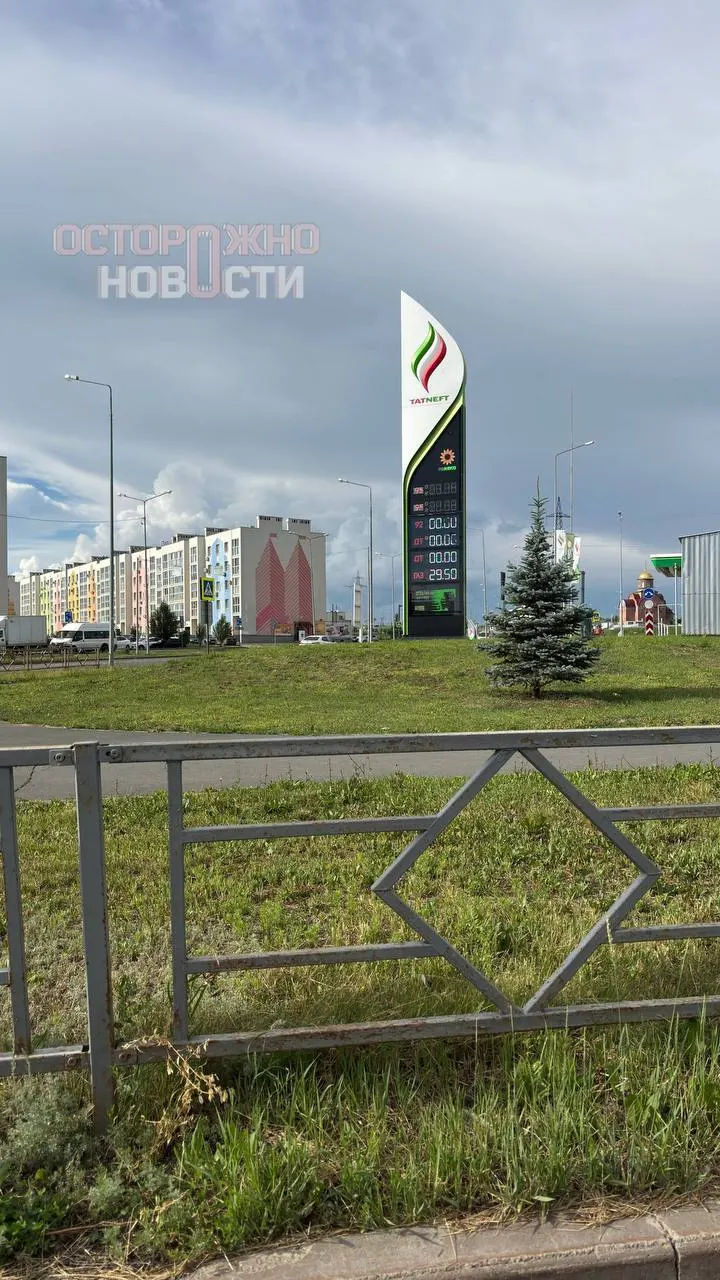 Жители Самары отмечают, что за последние два дня на многих АЗС компании в регионе закончился бензин: где-то его нет совсем, где-то доступен только газ. На отдельных станциях введён лимит — по 20 литров в одни руки.