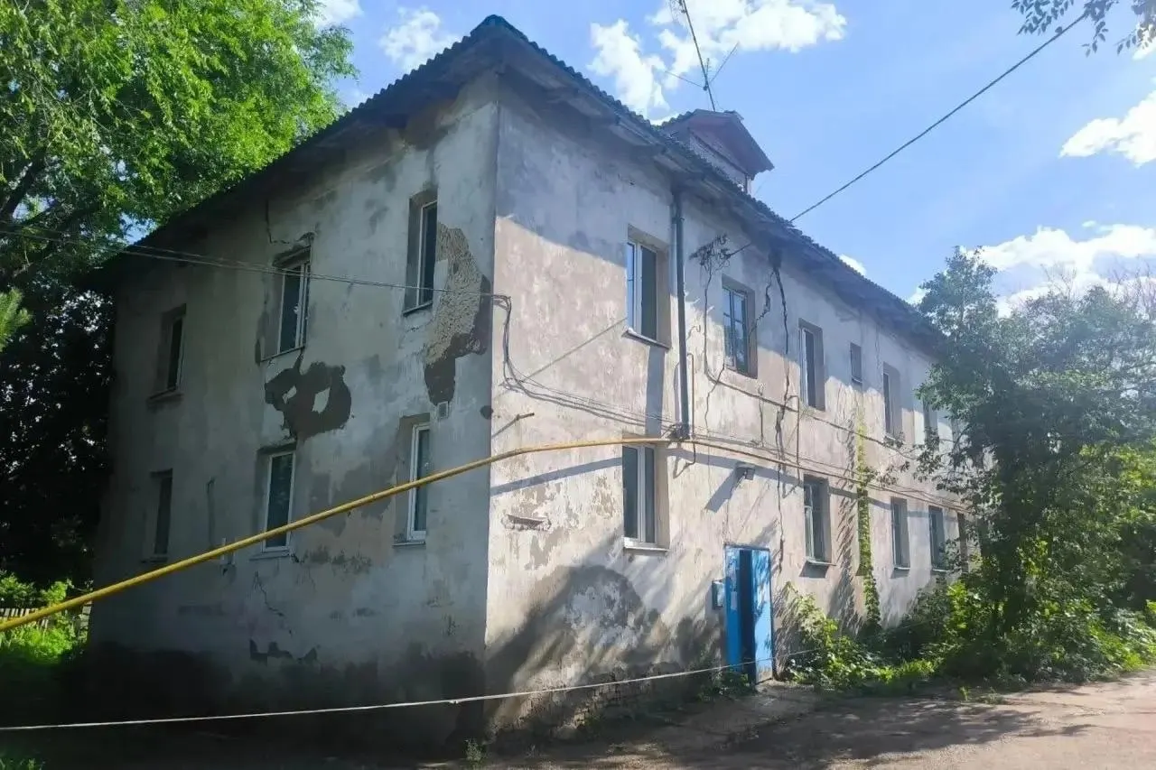 Дом 1952 года в Железнодорожном районе признали небезопасным после нового обследования: выявлены сквозные трещины и разрушения перекрытий. Коммунальные сети отключены, жителей переводят в манёвренный фонд; по факту нерасселения возбуждено уголовное дело.