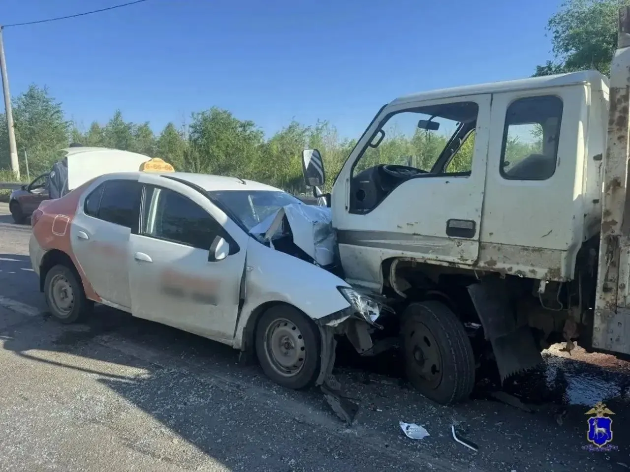 В Новокуйбышевске легковой автомобиль выехал на встречную полосу и столкнулся с грузовиком BAW Fenix; водитель легковушки скончался в больнице.