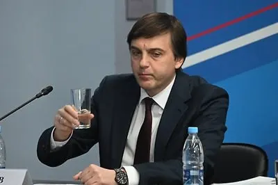 Минпросвещения включило в рекомендованный список для внеклассного чтения на летние каникулы современные патриотические книги — в том числе произведения о подвигах современных защитников и героях специальной военной операции.