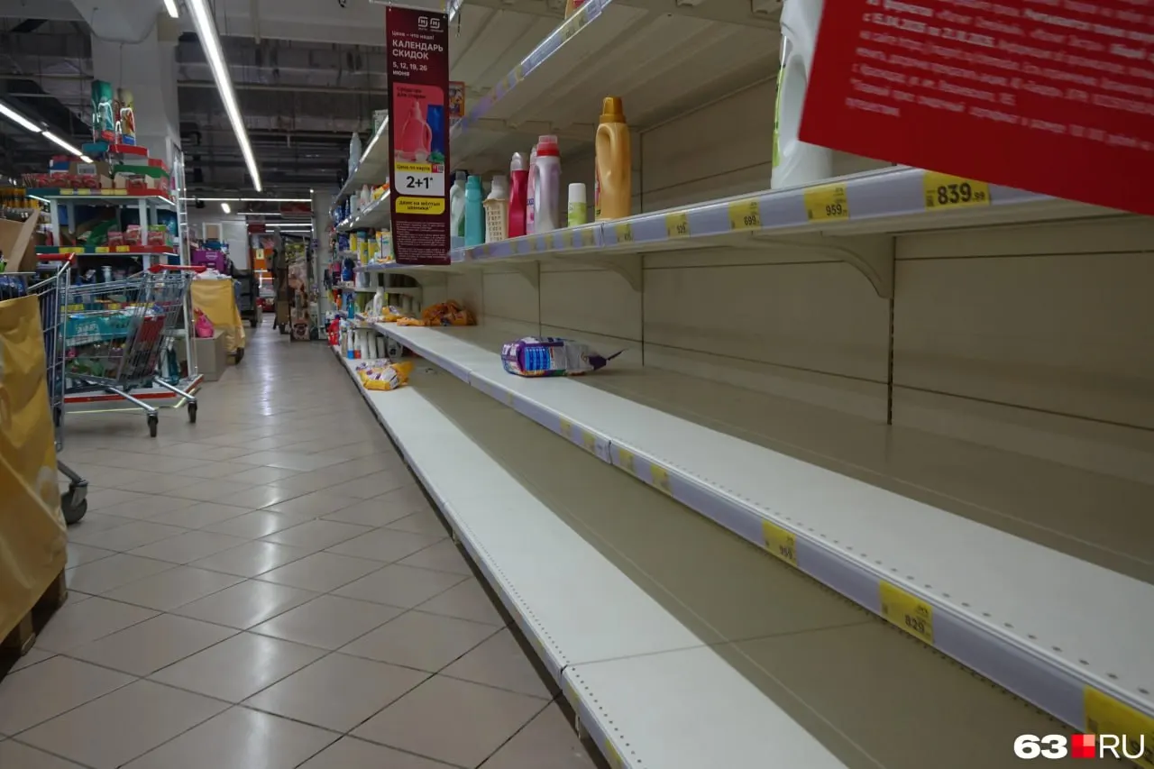 В супермаркете в ТЦ «Русь» на Московском шоссе наблюдается ажиотаж: магазин работает до 20 июля, у касс большие очереди, покупатели активно разбирают ряд товаров.