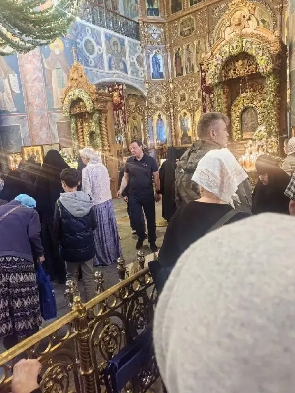 В Дивеево женщина случайно столкнулась с экс‑губернатором Самарской области — она узнала его в очереди на помазание в Троицком храме.