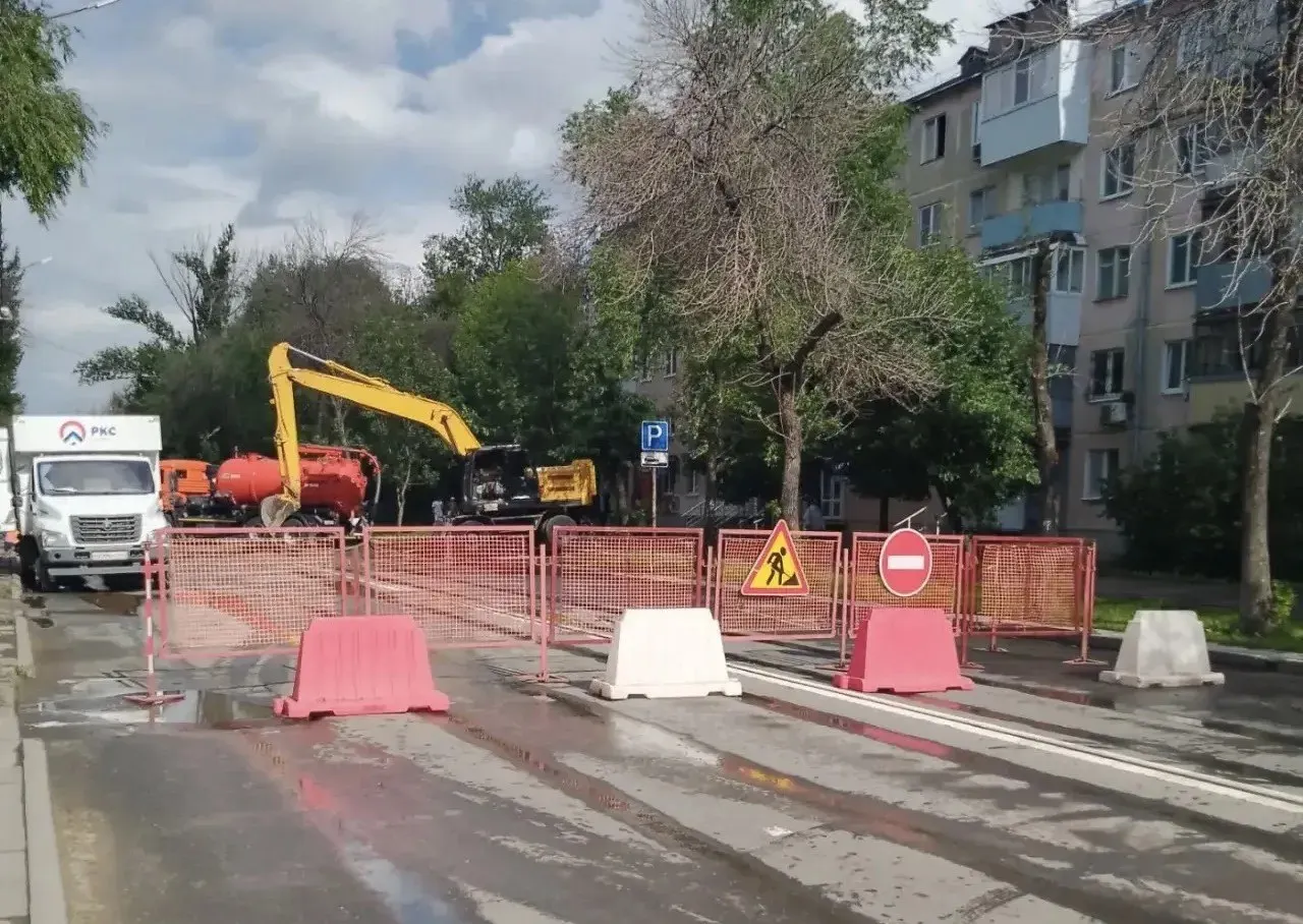 Во вторник вечером в Железнодорожном районе временно закрыли участок улицы Мориса Тореза от Революционной до Волгина из‑за крупной утечки. Сроки ремонта пока неизвестны.