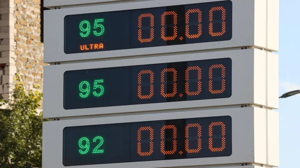 Рост розничных цен на бензин ускорился до 3% за неделю на фоне топливного кризиса более чем в 60 регионах; с начала года топливо подорожало почти на 10%.