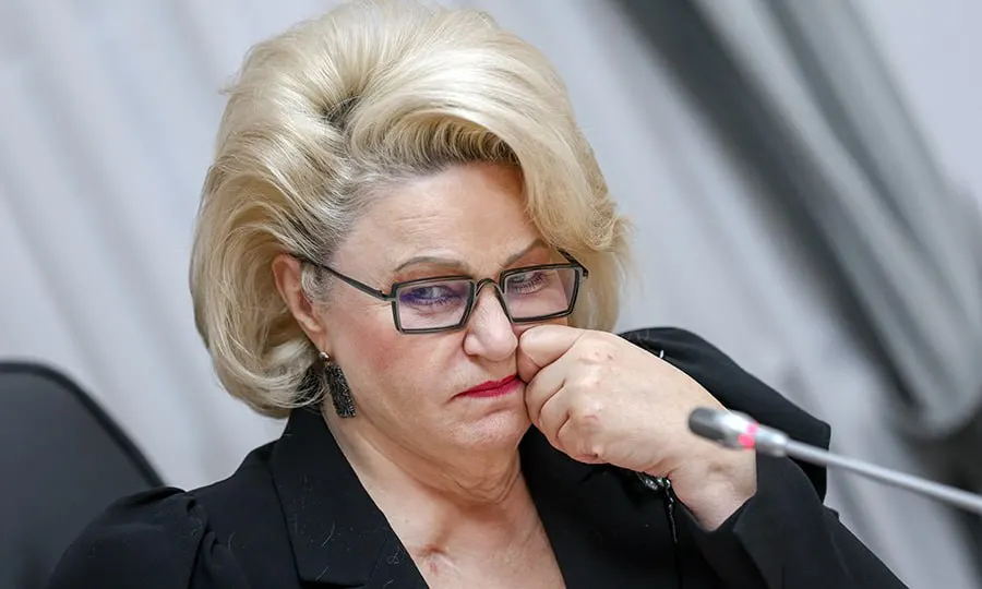 Председатель профильного комитета Госдумы Нина Останина призвала Роскомнадзор и Минцифры использовать методы контроля, похожие на замедление мессенджеров, чтобы ограничить пребывание детей в онлайн‑играх и социальных сетях.