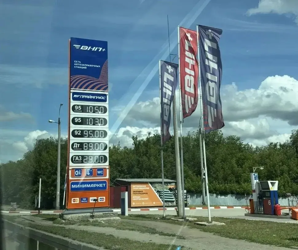 Жители Самары сообщают, что стоимость 95‑го бензина достигла 105 рублей на одной из заправок в районе Сухая Самарка; опубликовано фото с места.