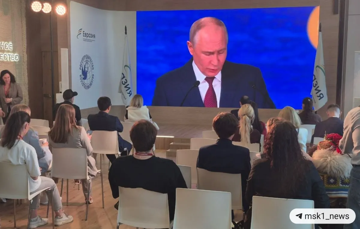 Президент назвал основные экономические тренды: усиление роли Глобального Юга и БРИКС, снижение западной доминанты в торговле и влияние действий против России на мировые валюты.