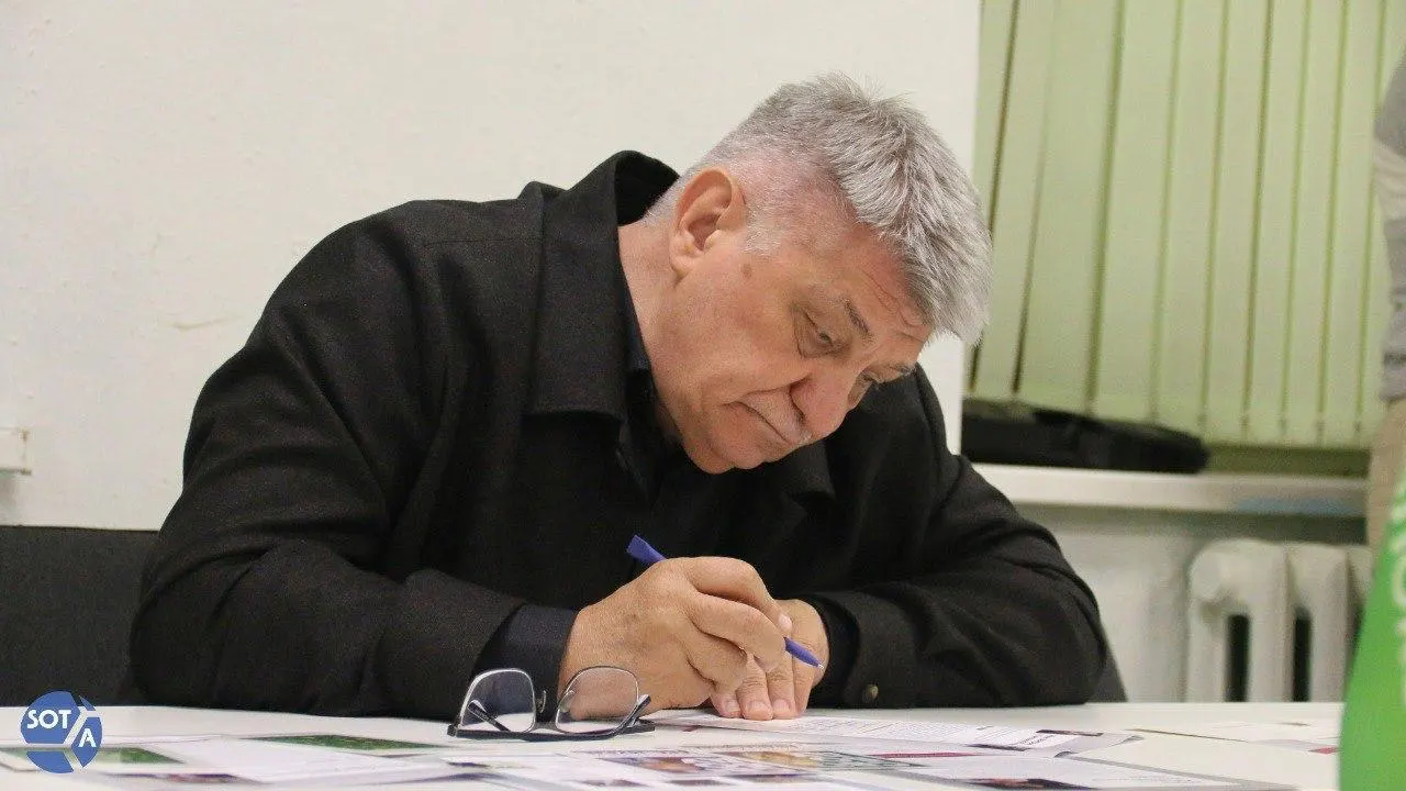 В поздравительной телеграмме отмечены вклад и творческий поиск Сокурова. При этом режиссёр в последние годы сталкивается с негласными ограничениями в России.
