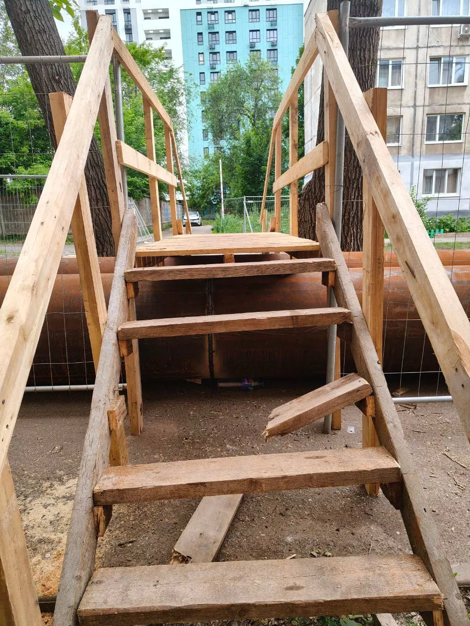 На&nbsp;улице Н. Панова положили настил со&nbsp;сломанной ступенькой между&nbsp;домами