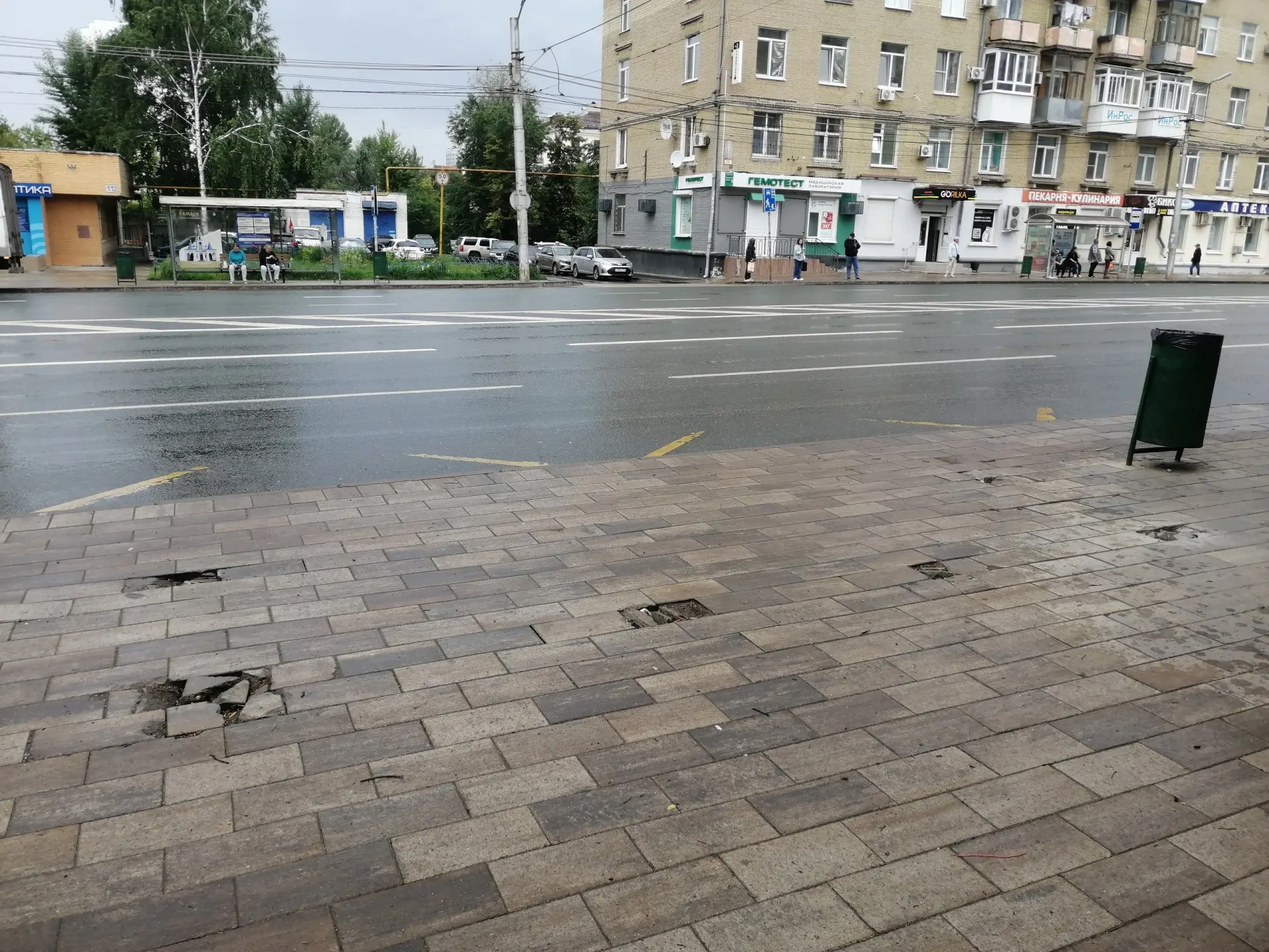 Павильон на остановке у пересечения Мичурина и Масленникова демонтировали для ремонта — на месте остались только следы от опор. В департаменте городского хозяйства сообщили, что конструкцию вернут к 15 июля.