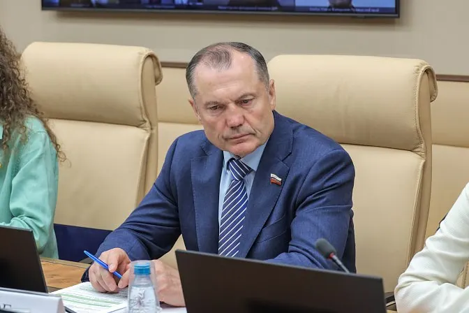 Член Комитета СФ предложил закрепить законом формат, при котором до 50% учебного времени студенты будут проходить на базовых производствах; инициатива вызывает вопросы об оплате труда и защите прав учащихся.
