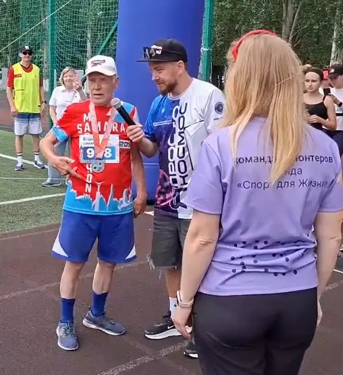 Леонид Селин стал самым возрастным участником забега в парке Гагарина и заявил, что собирается продолжать бегать до 100 лет.