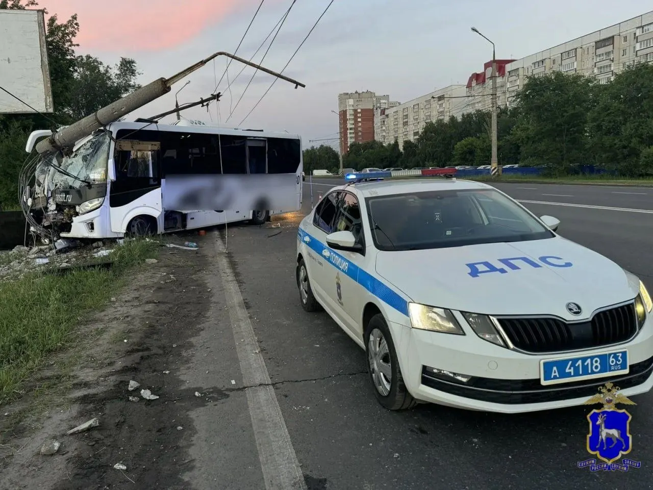 ДТП произошло 12 июня вечером в Автозаводском районе: водитель микроавтобуса доставлен в больницу, причины аварии выясняют полицейские.