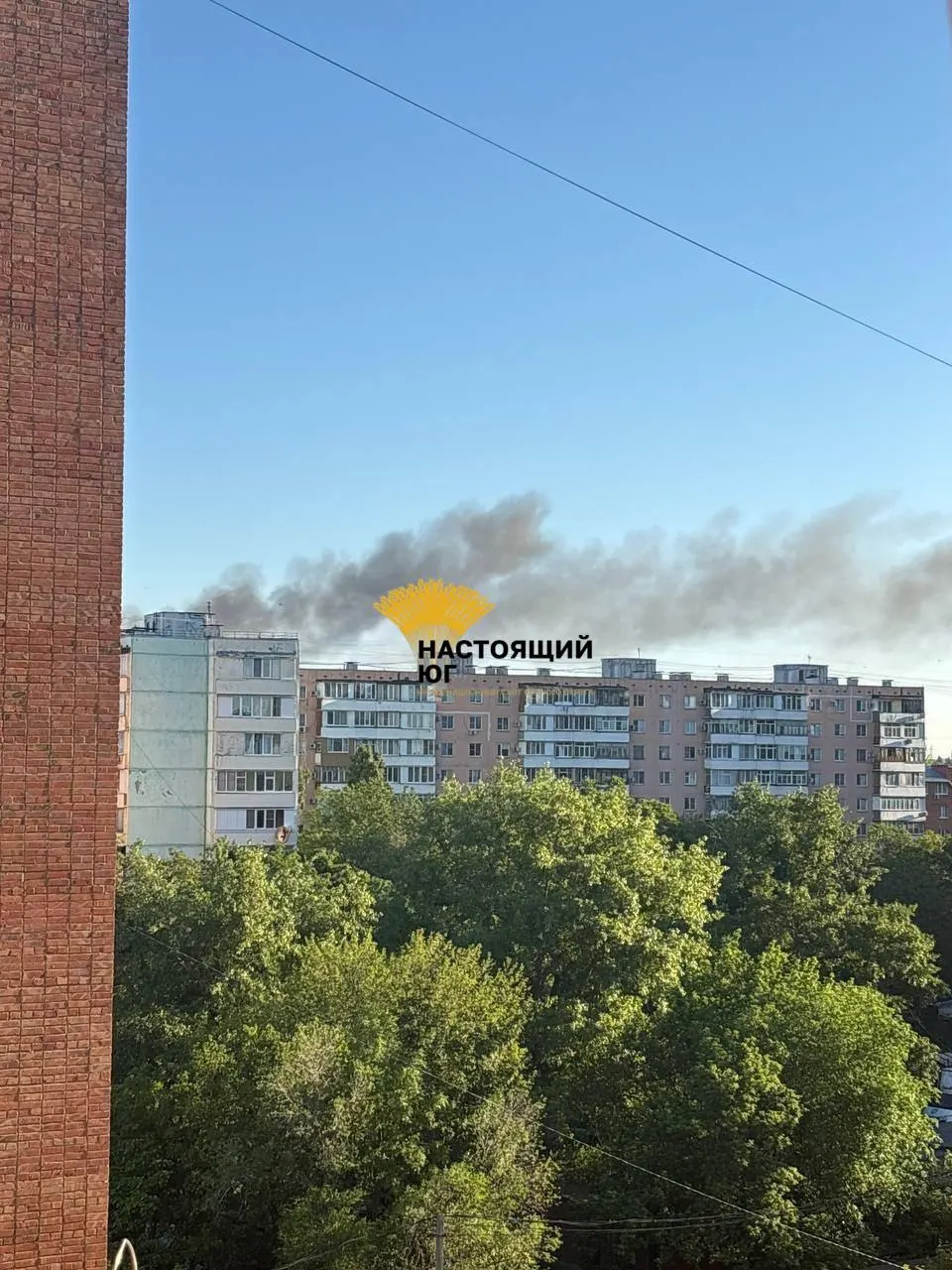 Утром 27 мая по нескольким регионам России нанесена серия ударов: в Таганроге загорелся авиационный ремонтный завод, над аэродромом под Воронежем зафиксирован дым, а у нефтеперерабатывающего завода в Туапсе слышны взрывы.