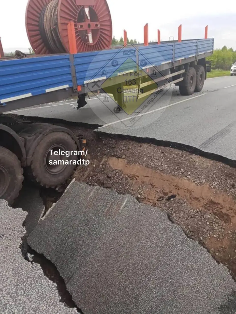 На участке трассы после Ветлянки в сторону Самары большегруз ушёл в провал на проезжей части. Очевидцы публикуют кадры с места, подробности уточняются.