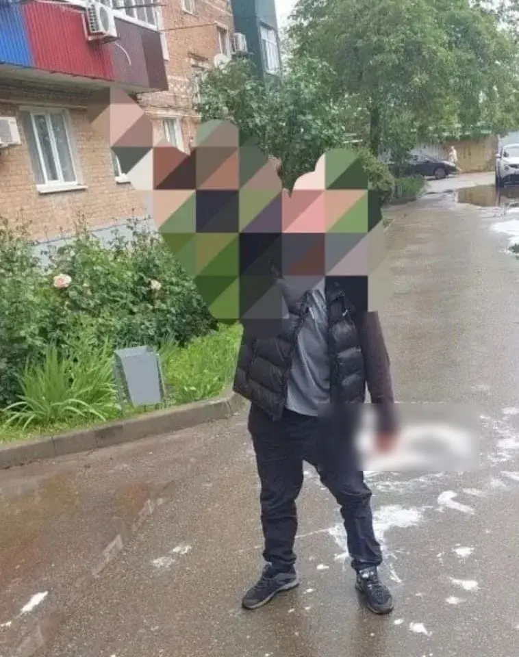 Мужчина, приехавший учиться помощником машиниста, в состоянии опьянения нарисовал у подъезда свастику сметаной; суд в Тихорецке признал его виновным и назначил 10 суток ареста.
