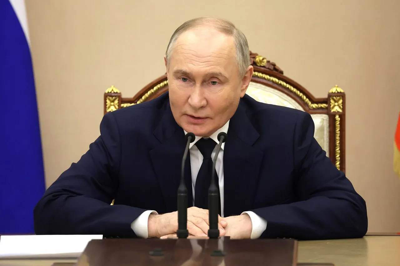 Президент потребовал обеспечить непрерывность работ над двумя атомными ледоколами и поручил продолжить реализацию проекта «Лидер». Ледоколы строят на Балтийском заводе в Санкт‑Петербурге.